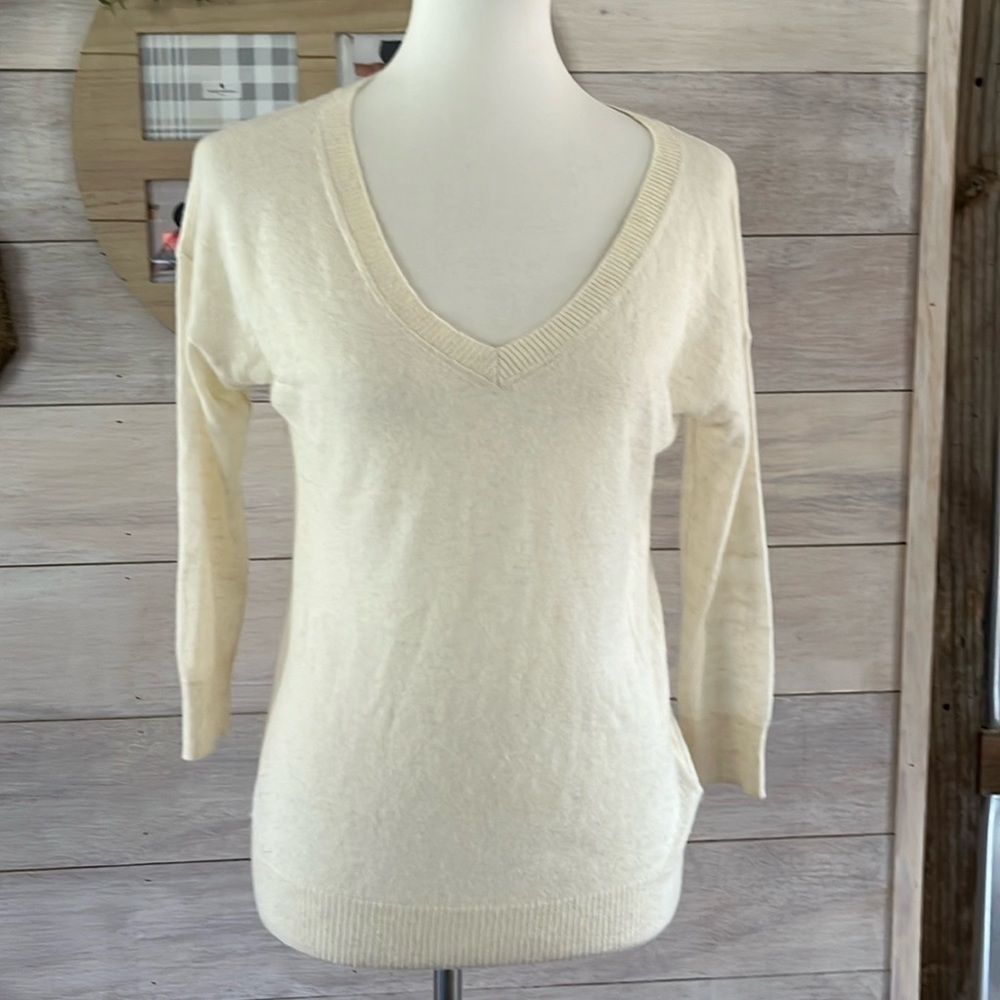 Banana Republic Off White V Neck Thin Sweater S Petite